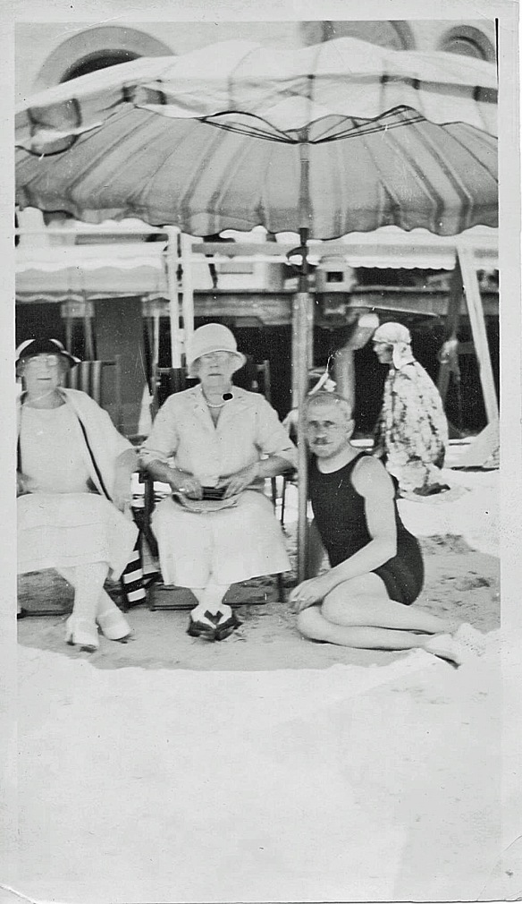 Eva M. Cohen, center, 1932 (Arthur Seligman, right)
