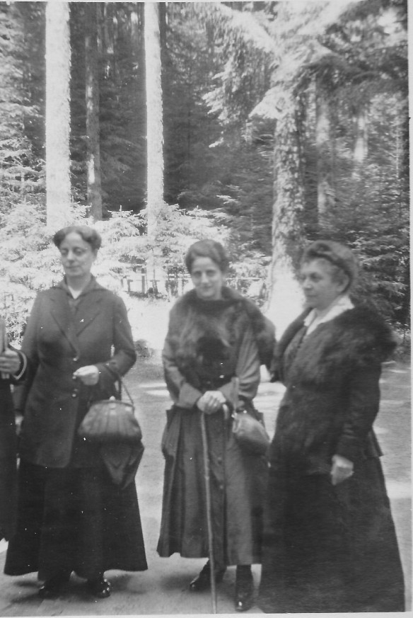 Laura Seligmann Wiener with two of her sisters, Bettina Seligmann Arnfeld and Johanna Seligmann Bielefeld Courtesy of Lotte Furst