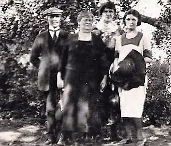 Isidore, Hilda, and Eva Schoenthal (woman in back unknown) about 1920