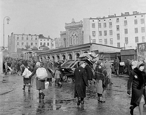 Lodz Ghetto Bundesarchiv, Bild 137-051639A / CC-BY-SA 3.0 [CC BY-SA 3.0 de (http://creativecommons.org/licenses/by-sa/3.0/de/deed.en)], via Wikimedia Commons