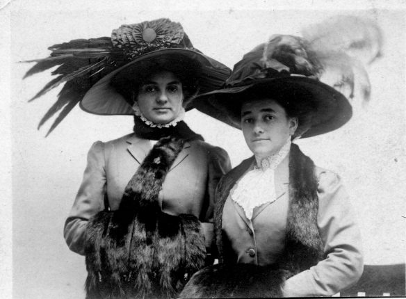 Hettie Schoenthal and Estelle Schoenthal, 1906 courtesy of the family of Hettie Schoenthal Stein