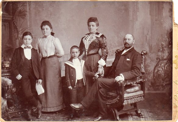 Fanny Selinger Rosenthal and her husband Jacob Rosenthal and children Gladys, Daniel, and Alfred Courtesy of Shirley Allen